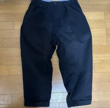 BEAMS PLUS 2 플리츠 치노 팬츠