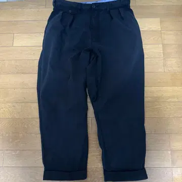 BEAMS PLUS 2 플리츠 치노 팬츠