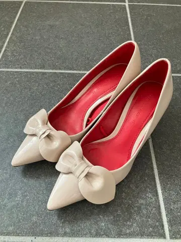 [ 새상품급 ] ZARA 베이지 리본 포함 하이힐 35 사이즈