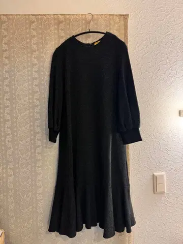 어반 리서치 ROSSO 차콜 그레이 플레어 원피스