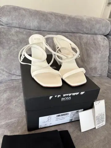 BOSS 화이트 스트랩 샌들