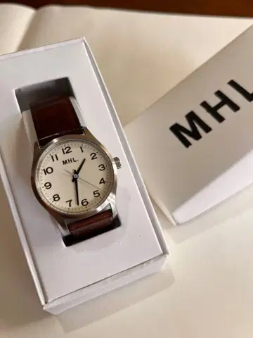 MHL. 아날로그 시계 화이트/브라운