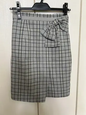 그레이 계열 체크 리본 포함 타이트 스커트