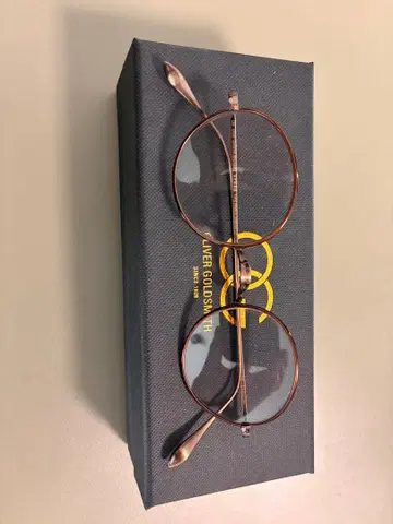 올리버 골드스미스 브라운 오벌 안경 케이스 포함