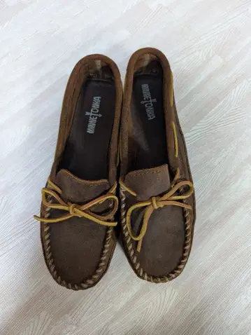 MINNETONKA 823 모카신 브라운