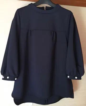 르네 소매 펄 블라우스 네이비 퍼프 슬리브 풀오버