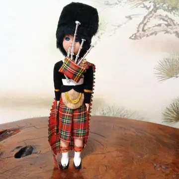 타탄 체크를 입은 스코틀랜드 병정 인형 쓰리피스 레트로 인형
