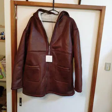 미사용 새상품 브라운 후드 부착 무스탕 코트