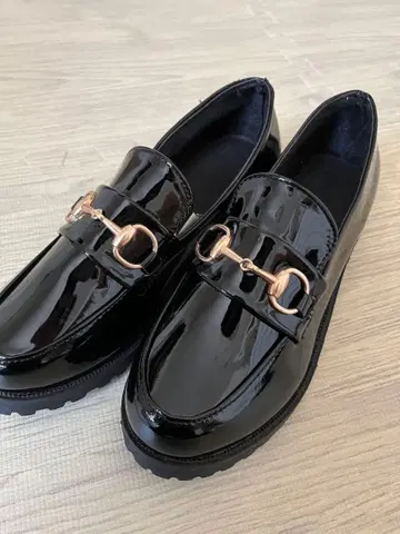 블랙 에나멜 로퍼 통굽 골드 금장 장식 새상품 23.5cm