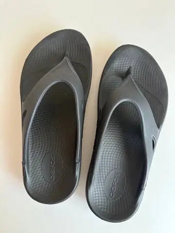 Oofos 블랙 플립플랍