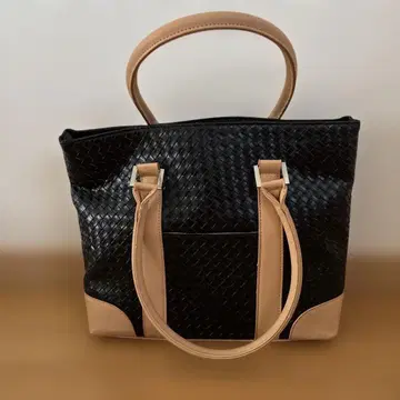 뜨개질 디자인 토트백 블랙과 베이지