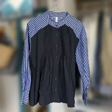 KELEN 스트라이프 핀턱 절개 블라우스