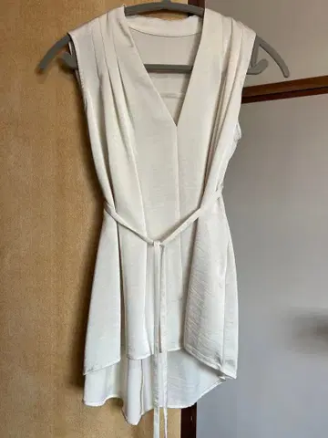 [Aimeine] 새틴 디자인 헴 블라우스