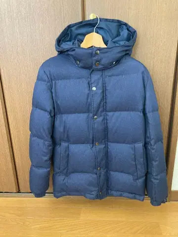 네이비 후드 부착 다운 자켓