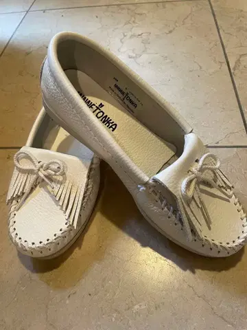 MINNETONKA 화이트 모카신 23cm 새상품급