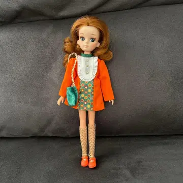 리카짱 미캉색 입술 아웃핏