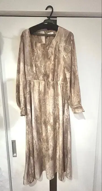 SALOON 베이지 긴팔 A라인 원피스