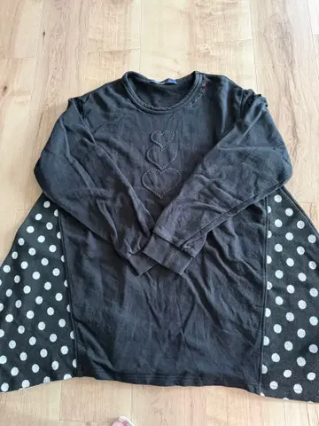 드럭 스토어즈 하트 자수 긴팔 상의 도트 무늬