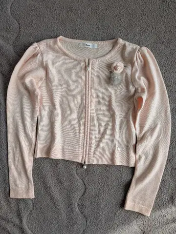 새상품급 르네 브로치 포함 옅은 핑크색 긴팔 가디건