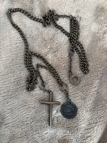 attachment 초기 크로스 목걸이?