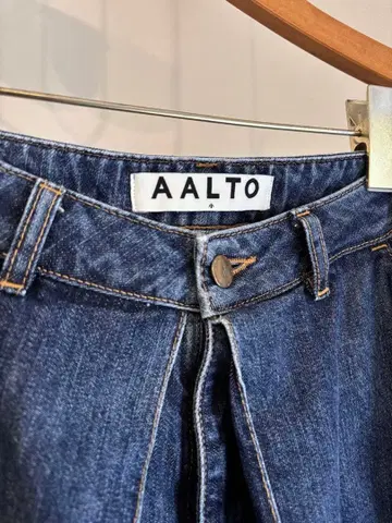 AALTO 프론트 플리츠 데님