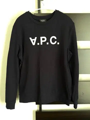 A.P.C. 네이비 로고 프린트 맨투맨