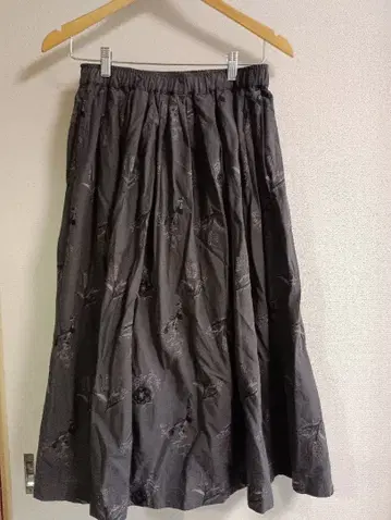 츠하루 튤립 패턴 자수 스커트 차콜 그레이