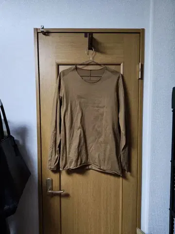 WARE 크로스 긴팔 T셔츠 머스타드