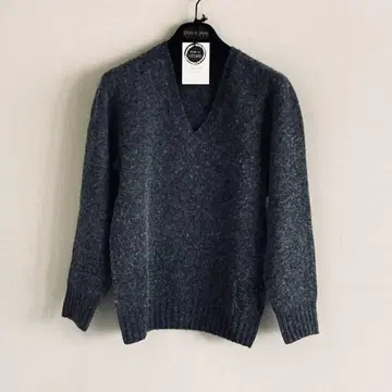 HOWLIN (스코틀랜드제) V넥 니트 차콜 그레이