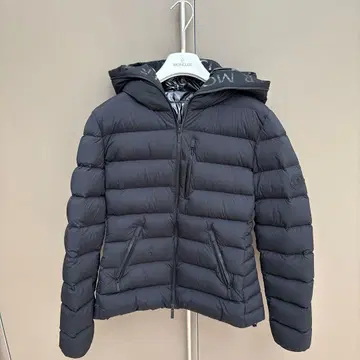 MONCLER 블랙 다운 자켓 후드 부착