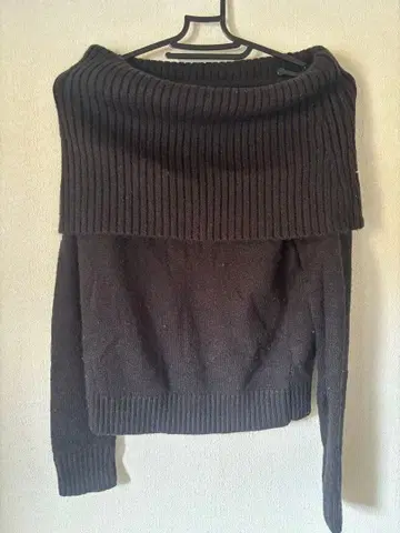 SLY 오프숄더 블랙 니트 스웨터