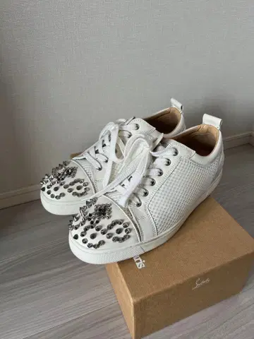 Louboutin 스터드 장식 화이트 스니커즈