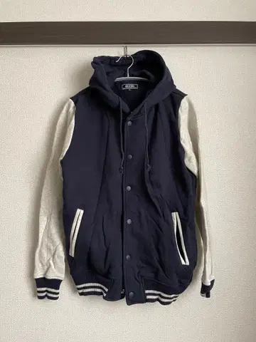 BEAMS 후드 부착 네이비 그레이 점퍼