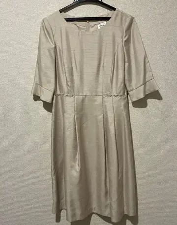 A라인 원피스 베이지 5부 소매 Sheio