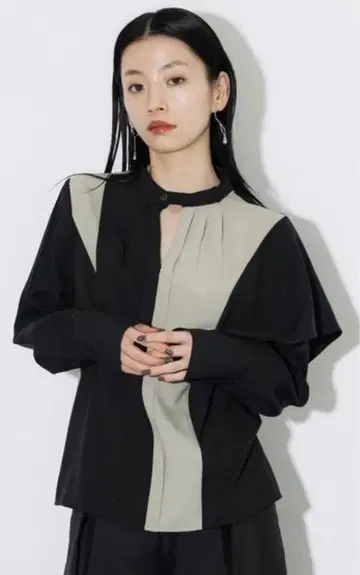 유나이티드 도쿄 엘리세리얼 콤비 블라우스 상의