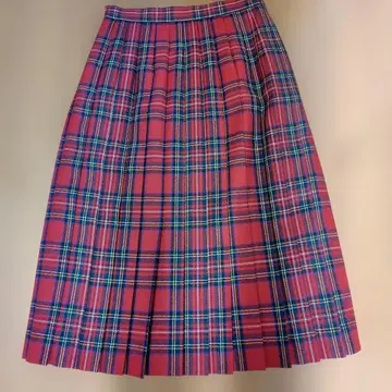 빨간색 플리츠 스커트