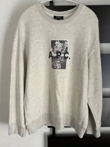 A.P.C. 플라워 프린트 맨투맨