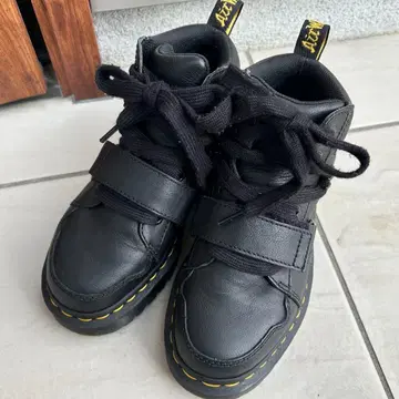 닥터마틴 ZUMA II 통굽 스트랩 부츠 레이스 후크