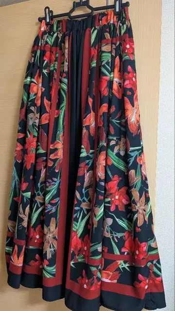 플레어 롱 스커트 꽃무늬 블랙