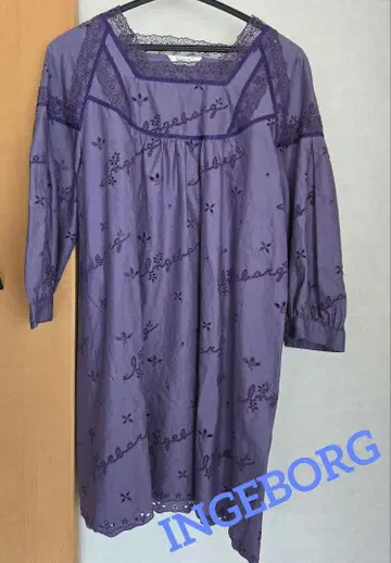 착용 횟수 1회 [ INGEBORG ] 퍼플 자수 레이스 로고 튜닉
