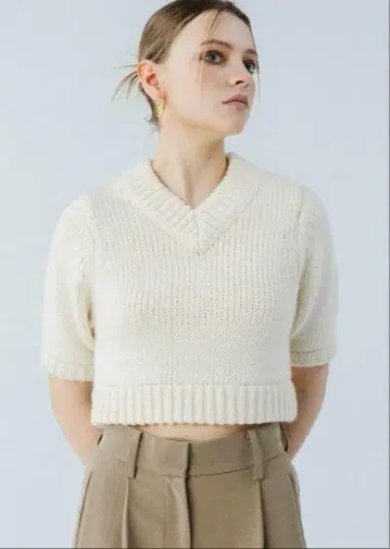 THE TOE 아이보리 V넥 반팔 니트
