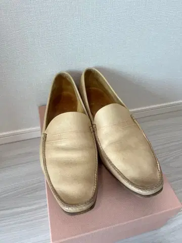 베이지 가죽 슬립온 로퍼