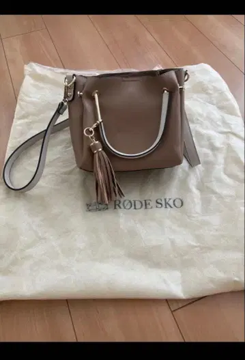 RODE SKO 베이지 핸드백 탈부착 가능한 숄더 스트랩 포함