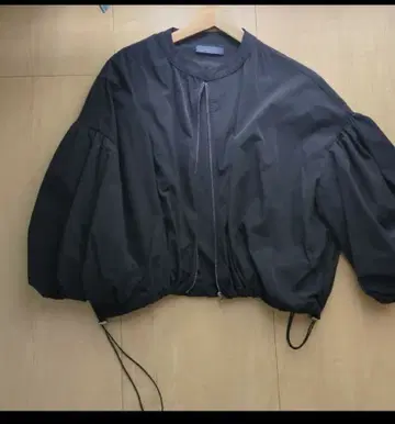 블랙 벌룬 슬리브 크롭 블루종