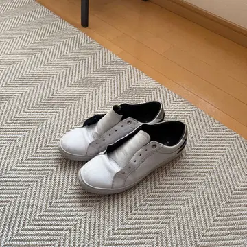 화이트 가죽 슬립온 스니커즈