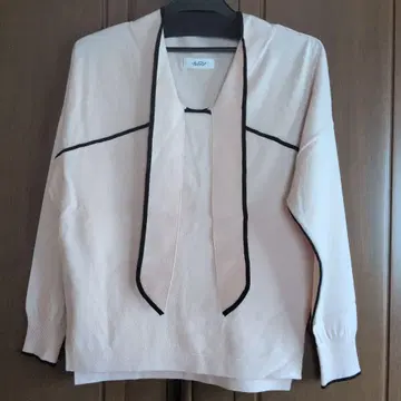 [ JUDY ] 리본 포함 베이지 긴팔 상의