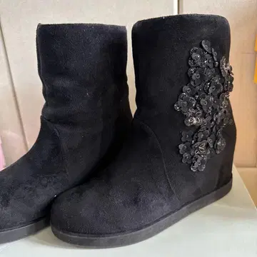 블랙 스웨이드 플라워 장식 어그 부츠