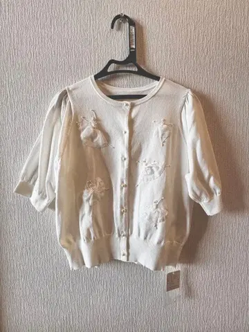 STRAWBERRY FIELDS 자수 화이트 반팔 가디건