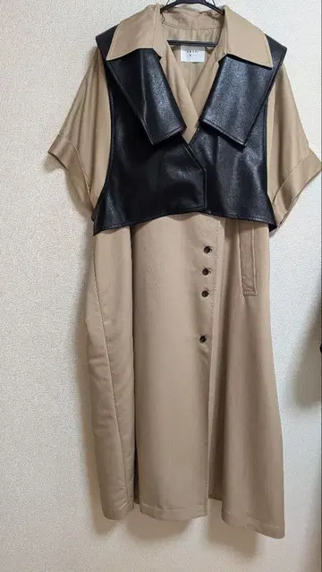 블랙 가죽 베스트 포함 트렌치코트