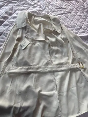 화이트 트렌치코트 허리 벨트 포함